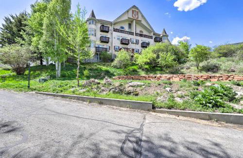 Peaceful Midway Studio with Mountain and Golf Views! - Photo 23