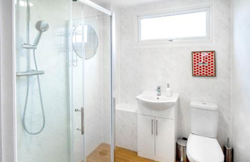 4BR Home and Parking with CCTV Contractors & Family - Photo 11