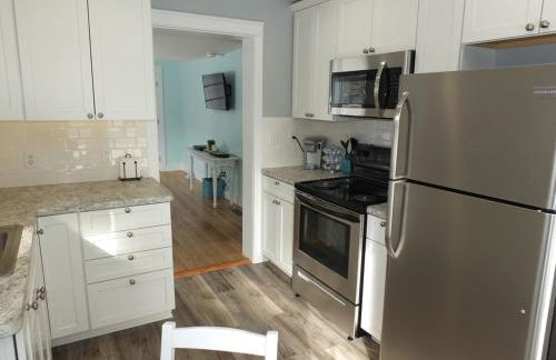 Beach Town Escape - Newly-Remodeled & Gorgeous! - Photo 3