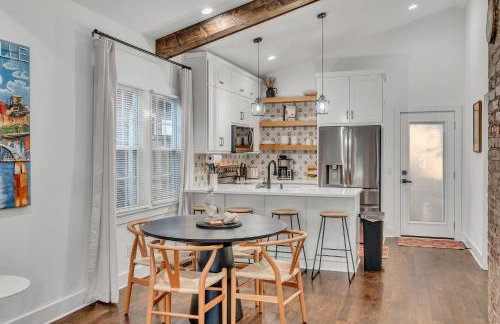 Fully Furnished Bungalow with Deck Near City Center - Foto 7