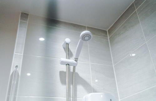 1BR & 2BR Apt -for CONTRACTORS- free PARKING close to EVERTON & ANFIELD stadium, Liverpool City Centre managed by Chique Properties Ltd - Foto 15