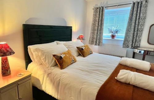 Old Betting Shop for 3 & Furry Friend - Photo 14