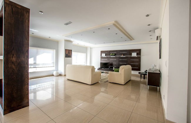 Bright, Spacious and Right in the Center - Foto 14