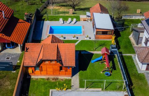 Timber Cottage With Pool - Happy Rentals - Foto 39