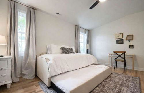 Speakeasy Family Retreat with Skyline Views - Foto 10