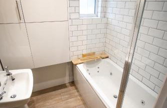 Spacious Victorian 4 Bed l Cocktail Bar Spa Bath Workspaces - Photo 6