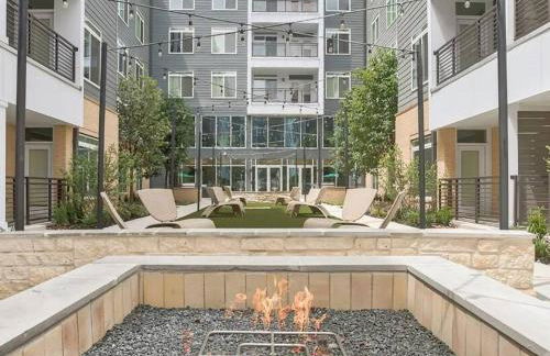 Beautiful RiverWalk Apt with Full Amenities, King Bed & Free Parking - Foto 37