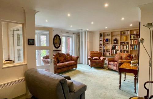 Farnham Haven: Unique Home with Courtyard - Photo 3