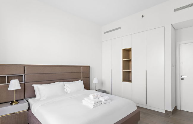 WelHome - Mesmerizing Sea & Burj Khalifa Views Apt at La Voile - Photo 5