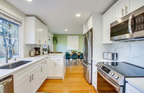 Modern Kirkland Home with Sauna and Outdoor Fireplace - Foto 9