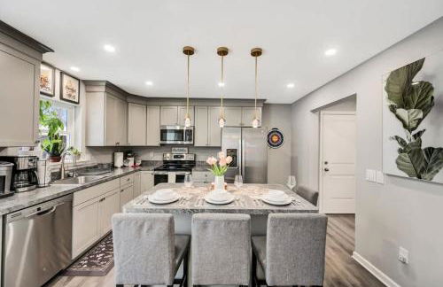 Modern 5BR, Kid-Friendly Home In Poconos with Pool Table - Foto 33