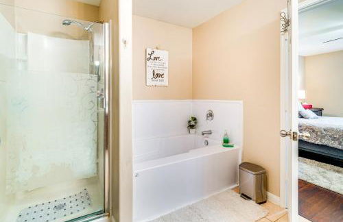 Suburban Home in Magnolia with Fenced Yard - Foto 15