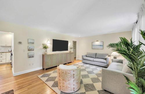 1 Story Family Home Half Mile to Beach with Patio , Grill, Office with Twin Beds, Peaceful Wooded Setting, Spacious Driveway, Garden Views, Walk to Shore, Perfect Cape Cod Getaway for Families - Foto 18