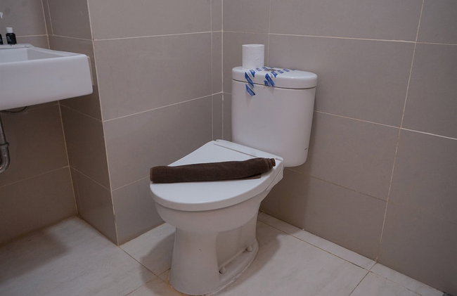 Convenient Studio Apartment At B Residence - Foto 9