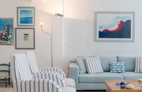 Beachfront Modern Apartment - Photo 3