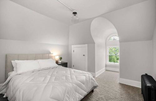 Historic Manor with 8 BDRMS 9 BATHS & 3 Kitchens - Foto 30