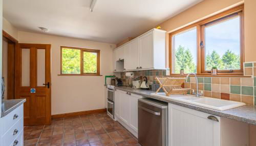 Leighton Banks - Photo 2