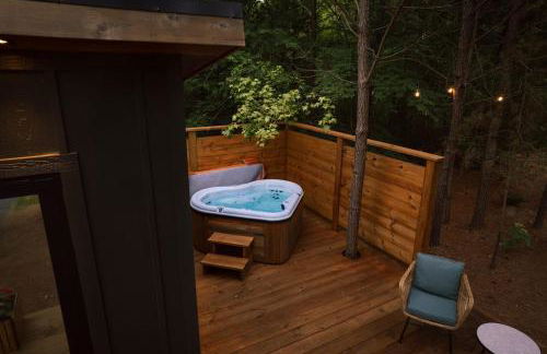 Luxury tiny house with hot tub and private deck! - Foto 2