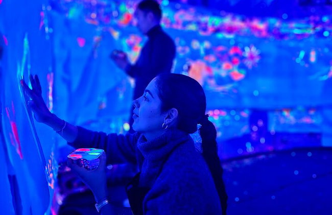 Workshop de pintura fluorescente numa galeria de arte em Lyon - Foto 2