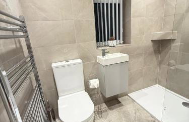 Spacious 4 Bed 4 Bath Stay with Free Parking - Foto 29