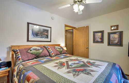 Lakefront Family Getaway with Private Deck and Dock! - Foto 15