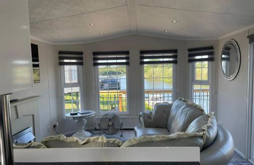 Riverside Lodge, with Hot tub on The River Severn - Photo 8