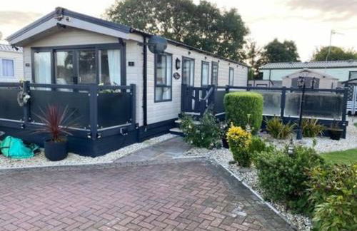2 Bed, 2 Bath Lodge Style Caravan with Hot Tub & Private Garden at Patrington Haven Leisure Park - Foto 1