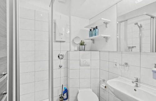 BAT Home Solutions Saarburg Altstadt - alles was ein Hotel nicht bietet - 3 Apartments 45 bis 75 qm für bis zu 12 Personen - direkt unter der Burg - 2 Min zur Altstadt - Weinbergblick, Heimkino und E-Ladesäulen - Foto 15