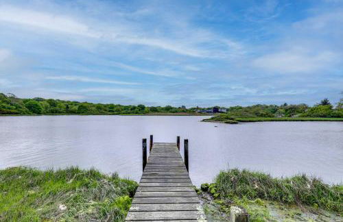 Cozy Narragansett Cottage with Dock and Outdoor Shower - Photo 2