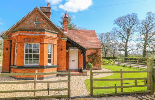 South Lodge - Longford Hall Farm Holiday Cottages - Photo 2