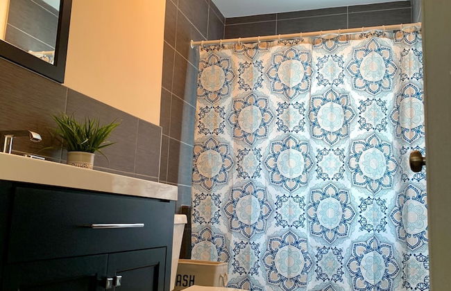 The Eastside Manor - Private Yard & Parking, Near Falls & Casino by Niagara Hospitality - Photo 19