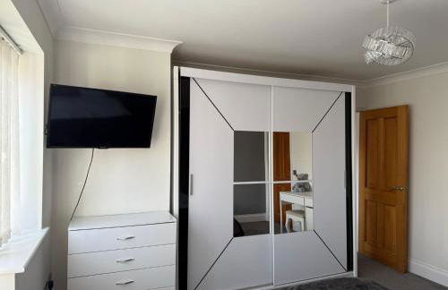 Rhuddlan 5-Bed House Sleeps 7 Pet-Friendly - Photo 6