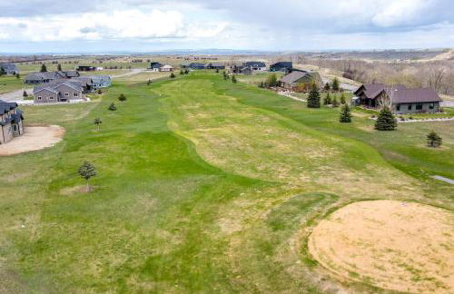 Sleek Red Lodge Home Rental with Private Hot Tub! - Foto 32