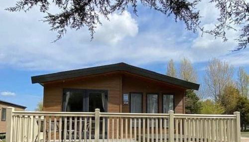 Willow Lodge with Hot Tub - Photo 2