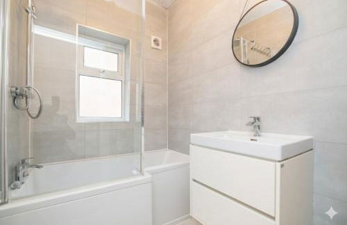 Spacious 6BR Family & Group Home Garden & Parking Sleeps 10 - Foto 6