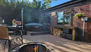 The Woodland Lodge - Wood Fired Hot Tub and Firepit - Foto 1