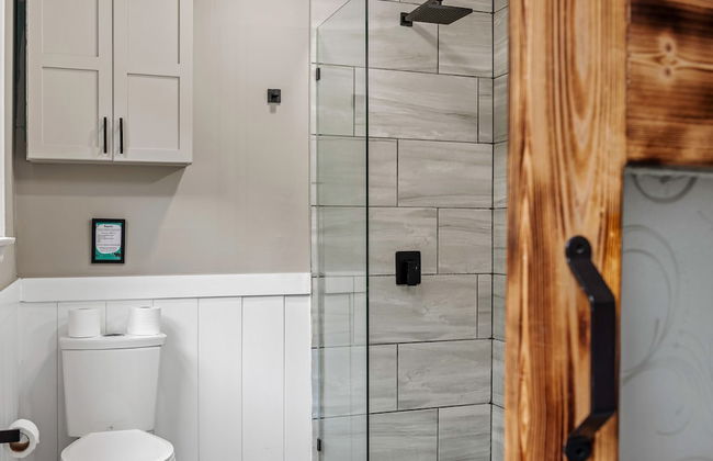 The Evergreen Escape by Avantstay Modern Cabin w Volleyball Court Hot Tub - Foto 27