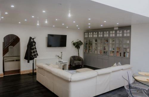 Cannock Chase Guest House - Modern Super Spacious Renovated home for 6 guests - Foto 2