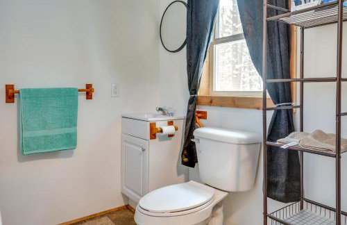 2 Ponds and Trail Access Peaceful Cabin in Calumet! - Foto 15