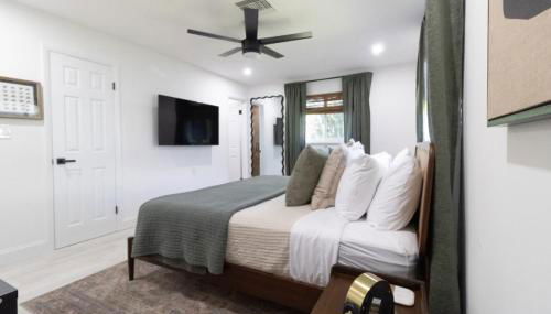 NEW Riverside Retreat with Pool - Foto 5