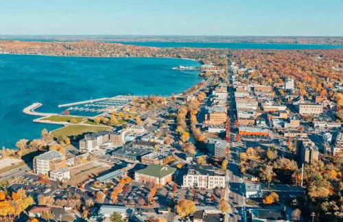 Downtown Birdseye View AC 85" TV Balcony - Photo 16