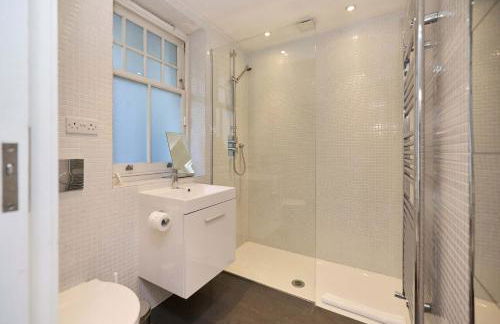 The Clapham Crib - Spacious 4BDR House with Patio - Photo 50