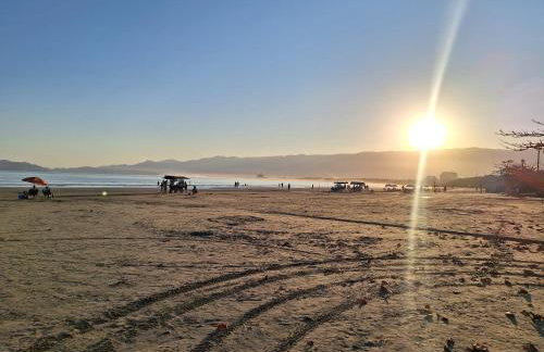 Apto em Bertioga com Piscina a 1 min da Praia no Indaiá - Foto 41