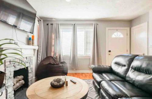 Charming Farmhouse Retreat near Downtown & University Modern Amenities, Fireplace & Porch! - Foto 1