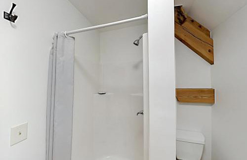 The Lazy Lumberjack Cottages - Photo 24