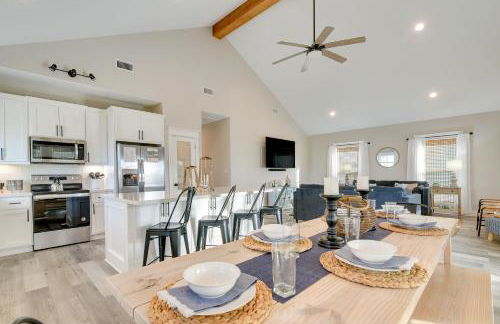 Relax Poolside, Walk to Sand! Galveston Family Gem - Foto 8