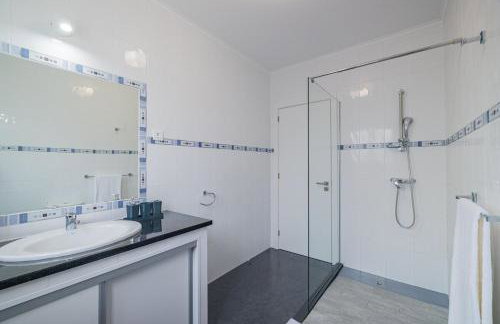 Modern 3BR Home, AC in All Rooms, Walk to 2 Beaches, Private Patio, Washer & Dryer - Photo 24