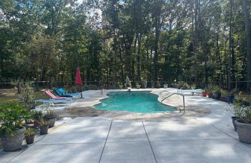 Quiet Forest Vacation home on a Private Road with Spacious Patios, Fire pit, Pet friendly and a Private pool - Foto 46