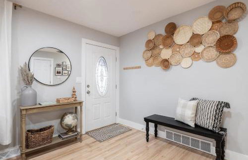 Light-filled retreat w hot tub & firepit - Foto 17