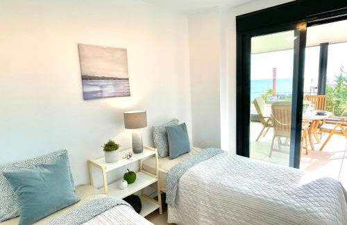 Luxury 3 Bedroom Apartment 300m from the Beach - Photo 28